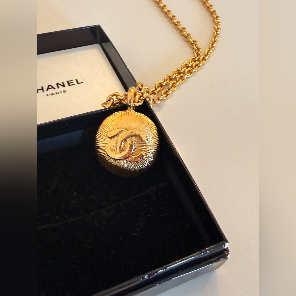 CHANEL Vintage Medallion Pendant Necklace - Picture 4 of 11